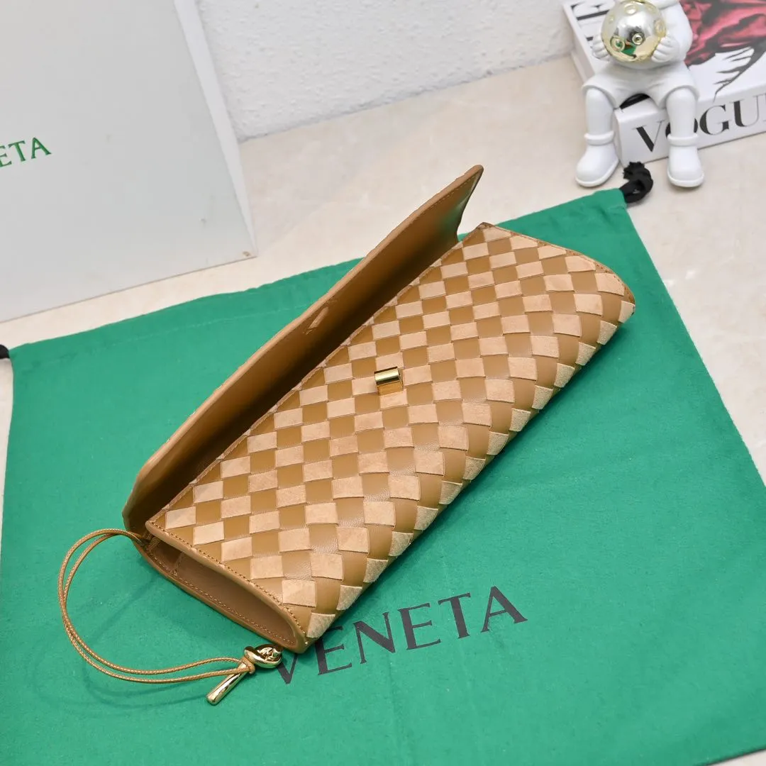 Batch 1360 #Bv New Deerskin Clutch 🎈 The deerskin brown bag with extra points for autumn and winter is so beautiful~🍂 Made of classic woven sheepskin and deerskin, it looks like Maillard for autumn and winter🤎 It can be held by hand, carried by hand or carried under the arm. The metal knot embellishment exudes temperament and nobility~ , equipped with a zipper compartment inside, it is a good companion for your daily life🧑‍❤️‍💋‍🧑, whether you are walking on the red carpet or attending a dinner, it will add a unique charm to you💞 Model: 1511 Size: 31x13x3